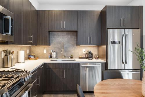 Alki Beach Escape Romantic Waterfront Getaway for 2 - image 13