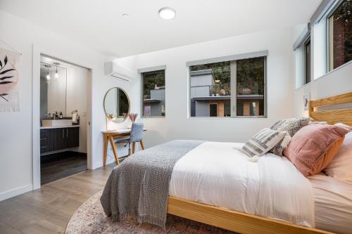 Alki Beach Escape Romantic Waterfront Getaway for 2 - image 14