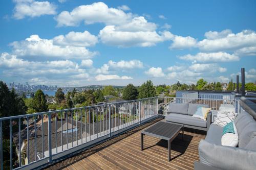 Rooftop Patio with Waterview, Private Garden & Grill 3BR 3BA- Modern Cityscape