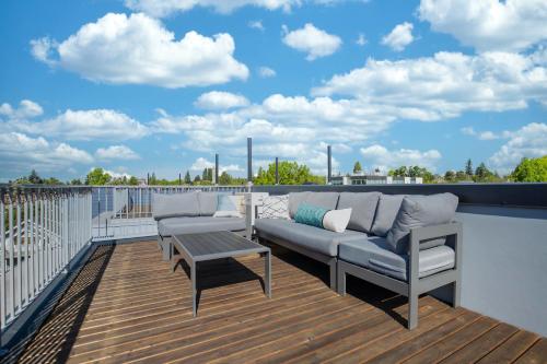 Rooftop Patio with Waterview, Private Garden & Grill 3BR 3BA- Modern Cityscape