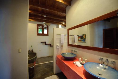 the boathouse hotel kamari beach santorini greece gr 84700 rota hostel fukushima ku yoshino 3 7 5 3