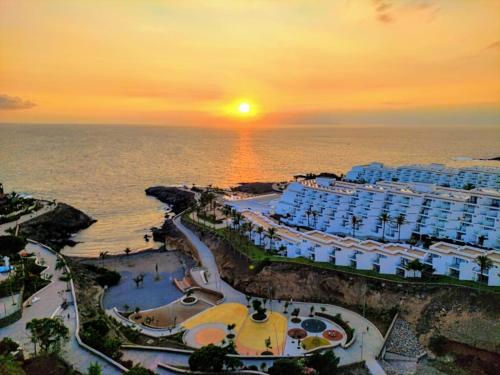 Ocean View Deluxe Studio with Sunset Balcony and Pool Playa Paraiso, Tenerife