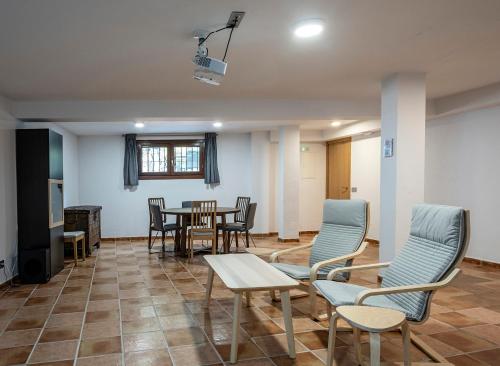 ห้องส่วนกลางสำหรับนั่งเล่น/ดูทีวี, TaDawn Literary in กลางเมืองเอสเตโปนา