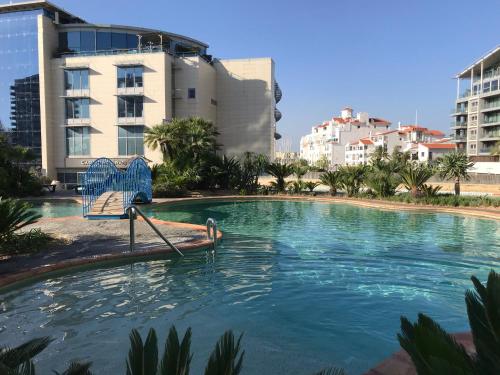 . Swimming pools Apartment in Ocean Village - 2 bed 2 bath Rock view