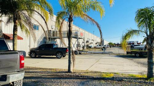 Resort Lodging at Venice Marina w/ WIFI + Private Dock thumb 2