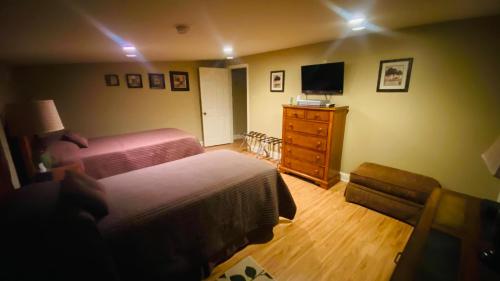 Resort Lodging at Venice Marina w/ WIFI + Private Dock thumb 3