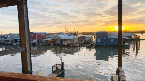 Resort Lodging at Venice Marina w/ WIFI + Private Dock thumb 4
