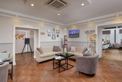 MIRROS Hotel Moscow Kremlin near Lenin sírja