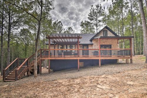 B&B Broken Bow - Modern Cabin with Spacious Deck, BBQ, and Pergola! - Bed and Breakfast Broken Bow