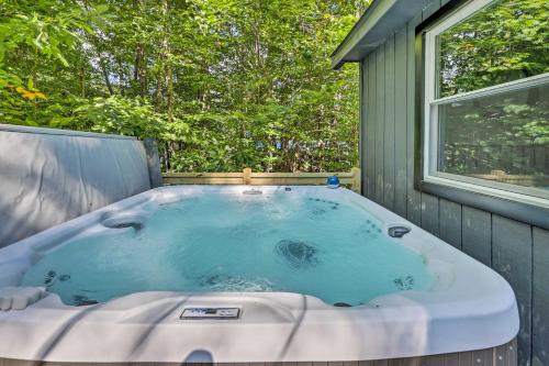 Modern Poconos Chalet with Private Hot Tub, Fire Pit in Tobyhanna, USA