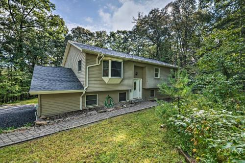 Hot Tub and Yard Stroudsburg Home in Poconos in Easton (PA)