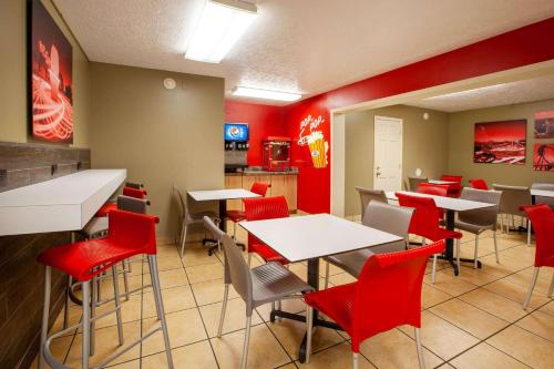 Ресторан, Super 8 by Wyndham Sandusky in Сандаски (Огайо)