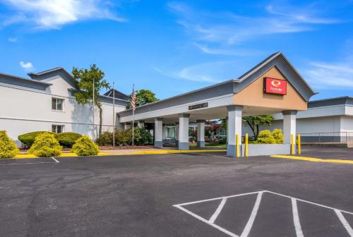 Econo Lodge Inn & Suites