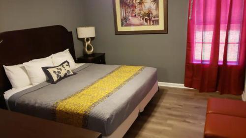 Cozy -Remodeled 3BR -1BA Home sleeps 12