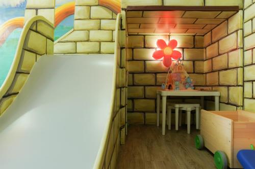 Deluxe Quadruple Room image 10