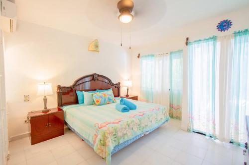 Cheery Vibrant Condo by 5th Ave & Steps Mamitas Beach!