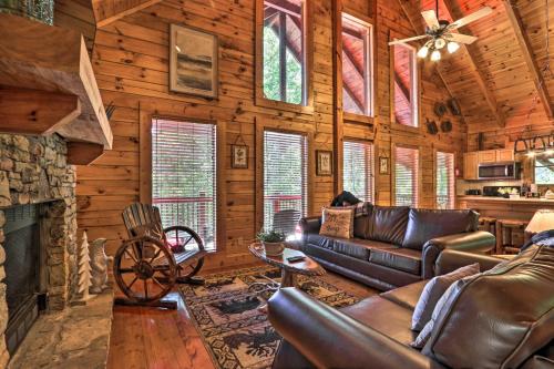 Sevierville Cabin with Deck 2 Mi to Pigeon Forge!