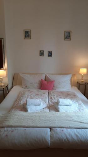 1 double bed, 1 twin bed