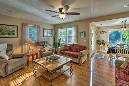 Riverside Hide-A-Way with Patio, BBQ, Fishing Pier in Gassville, USA