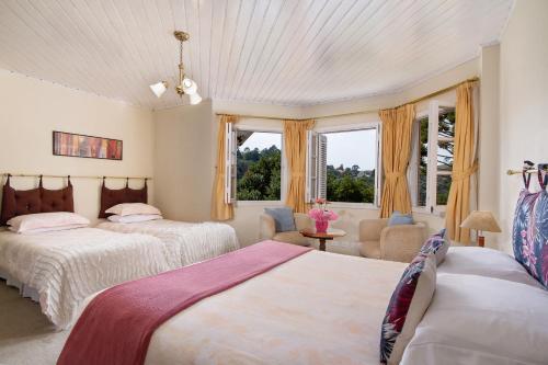 1 queen bed, 2 twin beds