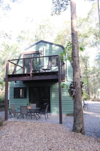 GREEN TREES CHALET Close by Australia Zoo Landsborough Montville Maleny Caloundra Beaches Glasshouse mountains Big Kart Track National forest