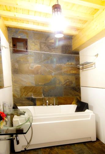 熱水浴缸, Apartamentos A Fala en San Martin de Trevejo, Batuecas 1 y Trevejo, PIzarro 24, Sierra de Gata in 巴爾貝爾德德爾夫雷斯諾