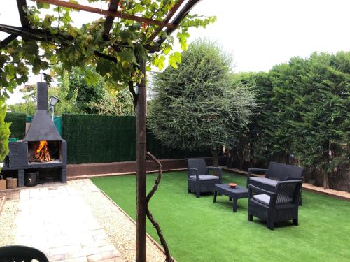 CHALET ADOSADO CON GARAGE Y TERRENO gîte à louer Nájera