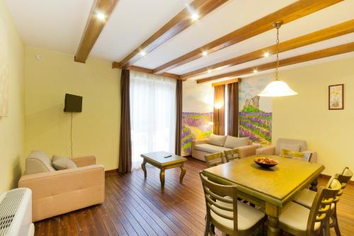 Exterior view, To apartmanhazak in Bank