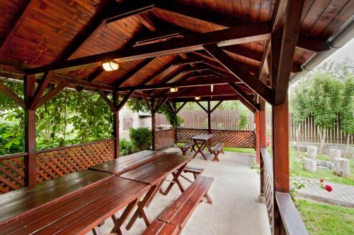 Garden, To apartmanhazak in Bank