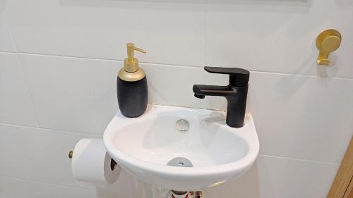 Bathroom, Reves Paisibles Onyx - Choisy in Choisy-le-Roi