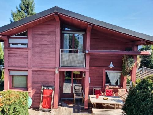 Chalet rouge à la campagne proche de Genève gîte à louer Contamine-sur-Arve