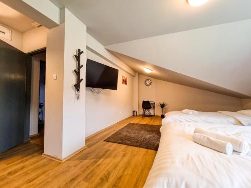 1 double bed, 2 twin beds