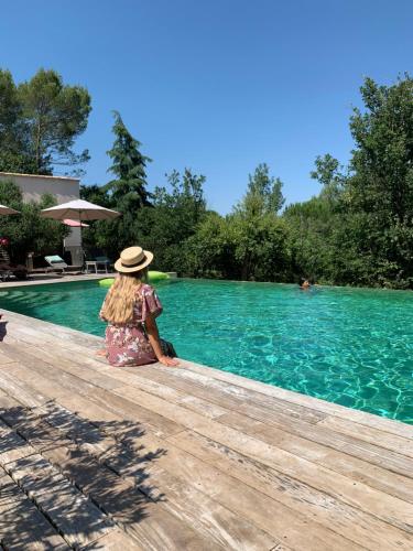 Sous les oliviers - Piscine chauffée - Studios de standing climatisés chambre d'hôte Boulon