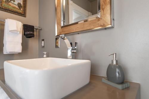 Nantucket Whale Inn, Half Moon Bay Nantucket Whale Inn, Half Moon Bay