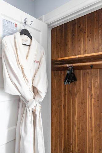 Nantucket Whale Inn, Half Moon Bay Nantucket Whale Inn, Half Moon Bay