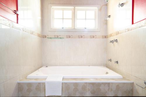 Double Room with Spa Bath image 2