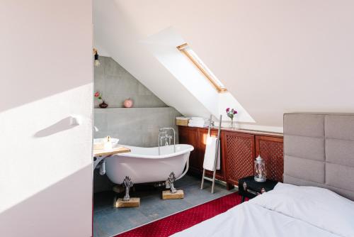 Petra Inn Apartments in historical palace Bratislava, Братислава (фото 9)