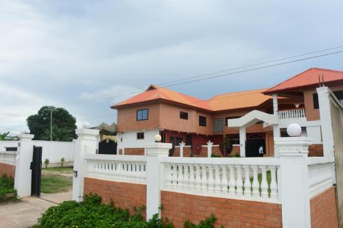 A szálláshely kívülről, Odo So Royal Hotel in Akosombo