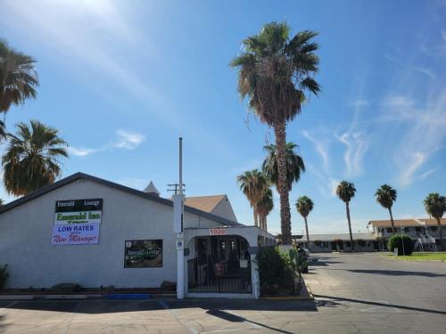Exterior view, Emerald Inn & Lounge in Blythe (CA)