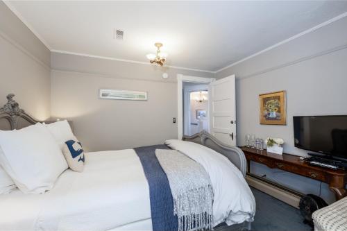 Nantucket Whale Inn, Half Moon Bay Nantucket Whale Inn, Half Moon Bay