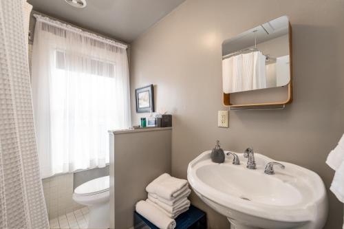 Nantucket Whale Inn, Half Moon Bay Nantucket Whale Inn, Half Moon Bay