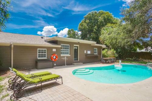 Boho Vibes- private pool- 10 min to Raymond James