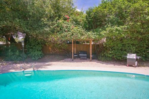 Boho Vibes- private pool- 10 min to Raymond James