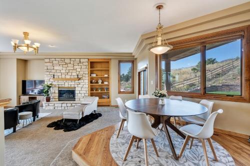 Cozy Modern 4BR Home In West Colorado Springs home