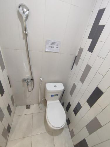 Bathroom, La Tana Hotel near Rumah Sakit Jiwa