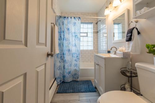 Stylish 2BDR For Families Parking Laundry Great for comfy long stays