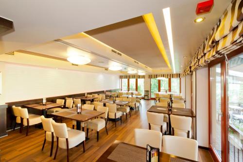 Restaurant, To apartmanhazak in Bank