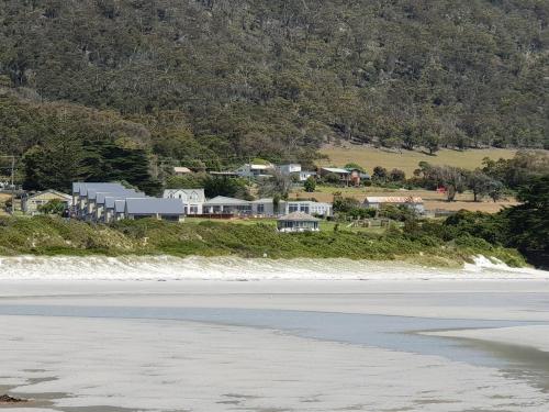 Diamond Island Resort & Bicheno Penguin Show