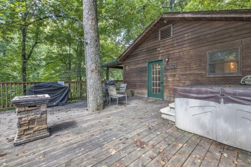 Cozy Cabin Between Gatlinburg & Pigeon Forge With HOT TUB cabin