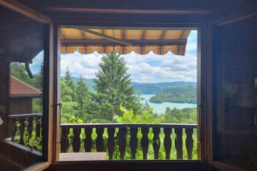 Chalet vue sur le lac gîte à louer Forêt de Vaucluse